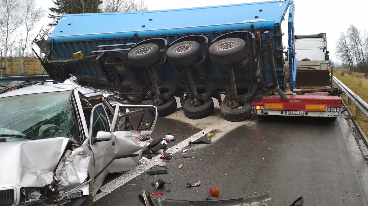 Hromadná nehoda zastavila provoz na dálnici D1 na Jihlavsku